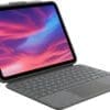 Logitech Combo Touch Detachable Keyboard Case (iPad 10.Gen) Dieses All-in-One-Gerät verfügt über eine 4K-Ultra-HD-Webcam mit 120°-Weitwinkelobjektiv, ein integriertes 6-teiliges Mikrofon und zwei Lautsprecher, damit jeder Teilnehmer gesehen und gehört wird. Der 8,5 Megapixel-Sensor mit geringer Beleuchtung erfasst ein klares Bild des Raums, während der 5fache Digitalzoom elektronisches PTZ unterstützt, um den Sprecher zu fokussieren. Sie verfügt über einen klappbaren, rutschfesten Gummifuß zum Aufstellen auf einem Monitor oder einer anderen flachen Oberfläche, kann aber auch an einer Wand befestigt werden, um optimal genutzt zu werden. Wo auch immer sie aufgestellt wird, die Mikrofone können Audiosignale aus einer Entfernung von 6 Metern aufnehmen, und die Lautsprecher sind für den Frequenzbereich von 200 bis 16.000 Hz optimiert, um eine klare Sprachübertragung zu gewährleisten und so zu klingen, als befänden sich alle Teilnehmer im selben Raum.Und Sie müssen sich keine Gedanken über die Installation von Treibern für den Betrieb machen oder wertvolle Zeit für das Anschließen und Trennen des Geräts verschwenden - das Videokonferenzsystem wird einfach über ein 2 m USB-A-Kabel an Ihren Laptop oder Ihr Mobilgerät angeschlossen. Dieses in mehrfacher Hinsicht benutzerfreundliche System wurde mit Blick auf den Kunden entwickelt, um jeden kollaborativen Arbeitsbereich auf einfache Weise konferenzfähig zu machen, ohne dabei Abstriche bei der Qualität zu machen. Das Targus All-in-One-Konferenz-Videokonferenzsystem ist alles, was Sie brauchen, um Ihr Team in Verbindung zu halten und das Erlebnis im Konferenzraum zu verbessern.