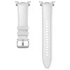 Samsung Hybrid(S/M/L) für Watch8 Classic White Sportlich und schickDas Hybrid Band der Galaxy Watch8-Serie kombiniert klassischen Style mit sportlichem Geschmack. Die Außenseite im Lederlook und einer Steppnaht und die Innenseite aus flexiblem Nitrilkautschuk (HNBR), welches dein Handgelenk angenehm umgibt. Durch den neuen Schnellverschluss, kannst du innerhalb von Sekunden das Band ohne weitere Hilfsmittel und mit nur einem Knopfdruck wechseln. Wähle ein Armband das zu deinem Stil passt und verleihe deiner Galaxy Watch8 oder Watch8 Classic einen persönlichen Touch.