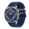 Samsung Galaxy Watch Ultra LTE SM-L705 (2025) 47mm, Tit. Blue Weiches Nylon für angenehmes Tragegefühl Das Fabric Band für die Galaxy Watch8-Serie ist ein weiches Stoffband aus gewebtem Nylon, welches sich komfortabel um dein Handgelenk legt. Bei Tag und bei Nacht. Das Stoffband hat einen praktischen Klettverschluss, so kannst du die für dich bequeme Länge flexibel einstellen und durch den neuen Schnellverschluss, kannst du innerhalb von Sekunden das Band ohne weitere Hilfsmittel und mit nur einem Knopfdruck wechseln. Wähle ein Armband das zu deinem Stil passt und verleihe deiner Galaxy Watch8 oder Watch8 Classic einen persönlichen Touch.