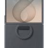 Samsung Silicone Ring Magnet Case für Galaxy Flip8 black Matte, weiche Oberfläche für griffigen HaltMit dem Silicone Magnet Case liegt dein komfortabel und angenehm in der Hand. Das Material überzeugt mit einer weichen Textur, die sich großartig anfühlt und schützt nicht nur die Rückseite deines Smartphones sondern auch den Rahmen. Dank des integrierten Magneten kannst du ganz einfach nützliches Zubehör befestigen und kabelloses Laden komfortabel nutzen. Das Silicone Magnet Case kommt mit einem Anti-reflecting Film für das Frontdisplay – für zusätzlichen Schutz.