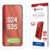 DISPLEX Panzerglas 10H Samsung Galaxy S24, Galaxy S25 Sei frei, die Welt zu erkunden, durch die Nacht zu tanzen und auszudrücken, wer du bist - mit deinen Freunden in der einen und deinem Handy in der anderen Hand. Mit diesem 3-in-1-Schutzpaket von SAFE. by PanzerGlass ist dein wertvolles Handy sicher vor Stürzen in der Tasche, Missgeschicken auf der Tanzfläche, schiefgegangenen Selfies und alltäglichem Fummeln, Fallenlassen und Zerbrechen des Displays. Das Paket besteht aus einem Displayschutz aus 60 % recyceltem Material, einer weichen TPU-Hülle aus 100 % recyceltem Kunststoff und einem Kameraschutz, der härter ist als das Original. Das ist 360-Grad-Schutz für ein 360-Grad-Leben! Kein Displayschutz ist eine schlechte Leistung des Displays wert! Das bedeutet, dass der Displayschutz die gesamte Vorderseite deines Handys abdeckt und so eine vollständige und kristallklare Sicht auf dein Display ermöglicht. Die weiche, transparente Hülle ist kompatibel mit dem kabellosen Aufladen (natürlich!) und schützt dein Handy effektiv, während du vollen Zugriff auf alle Funktionen hast. Auch hier gibt es keine Kompromisse! Der Kameraschutz sorgt dafür, dass deine Hightech-Kameralinsen SAFE. und READY sind, um die schönen Momente des Lebens in kratzfreien Fotos festzuhalten. Jeder verdient es, SAFE. zu sein. Ohne Hektik, Bürokratie oder unnötige Komplexität. Dieses Schutzpaket ist so einfach zu montieren, dass du es selbst dann schaffst, wenn du nur ein Daumen bist! Beginne damit, den Displayschutz anzubringen - du hast bis zu 200 Versuche, obwohl einer normalerweise ausreicht. Wenn du damit fertig bist, bringst du den Kameraschutz für das Objektiv an und klickst die Hülle an. Das war's!