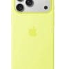 Dieses Silikon Case mit MagSafe wurde von Apple speziell für das entwickelt und schützt dein iPhone genauso gut, wie es aussieht. Und es lässt sich sicher am Crossbody Band befestigen, damit du dein iPhone freihändig tragen kannst.Das Case besteht zu 45 % aus recyceltem Silikonmaterial. Seine glatte, weiche Außenseite fühlt sich fantastisch an, liegt gut in der Hand und bietet Innen ein weiches Futter aus Mikrofaser für zusätzlichen Schutz. Es funktioniert nahtlos mit der Kamerasteuerung, um präzise Fingerbewegungen wie Drücken und Streichen zu erkennen. Mit integrierten Magneten, die sich perfekt am ausrichten, hält das Case ganz einfach und sorgt für schnelleres kabelloses Laden. Lass dein iPhone beim Laden einfach im Case und docke dein MagSafe Ladegerät an. Oder leg es auf dein Qi2.2 oder Qi zertifiziertes Ladegerät.Wie jedes von Apple entwickelte Case durchläuft es im Laufe des Design und Fertigungsprozesses Tausende von Teststunden. Deshalb sieht es nicht nur großartig aus, sondern ist auch dafür gemacht, dein iPhone vor Kratzern und bei Stürzen zu schützen.