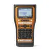 Brother P-touch E560BTVP Handheld Beschrifter mit Koffer Entwickelt für Elektro und NetzwerkinstallateureDas Brother PT-E310BT Beschriftungsgerät bietet eine professionelle Kennzeichnungslösung für jede Elektro- und Datenkommunikationsinstallation. Die eindeutige Kennzeichnung von Kabeln, Leitungen, Rohren, Schaltern und Steckdosen mit langlebigen und robusten Etiketten ist für Installateure von Elektro-, Datenkommunikations-, Telekommunikations- und Sicherheitsanlagen unerlässlich. Mit integrierten, branchenspezifischen Funktionen und One-Touch-Anwendungstasten sowie einer Bluetooth-Schnittstelle ermöglicht das PT-E310BT ein schnelles und effizientes Drucken, egal wo Sie sich gerade befinden.
