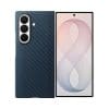 Samsung Carbon Magnet Case für Galaxy Fold8 Ultra Navy Robust, ultradünn und stilvoll Das Carbon Magnet Case vereint elegantes Design mit zuverlässigem Schutz. Hergestellt aus hochwertigem, widerstandsfähigem Aramid bietet es eine kratzfeste Oberfläche und schützt vor Stößen. Die leicht strukturierte Oberfläche sorgt für einen angenehmen, sicheren Griff. Dank des integrierten Magneten kannst du ganz einfach nützliches Zubehör befestigen und kabelloses Laden komfortabel nutzen. Das Carbon Magnet Case kommt mit einem Anti-reflecting Film für das Frontdisplay – für zusätzlichen Schutz.