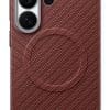 Samsung Carbon Magnet Case Galaxy S26 Ultra, Red Robust, ultradünn und stilvoll. Das Carbon Magnet Case für das S26 vereint elegantes Design mit zuverlässigem Schutz. Hergestellt aus hochwertigem, widerstandsfähigem Aramid bietet es eine kratzfeste Oberfläche und schützt vor Stößen. Die passgenaue Form legt sich wie eine zweite Haut um dein Smartphone und bewahrt das schlanke Design. Die leicht strukturierte Oberfläche sorgt für einen angenehmen, sicheren Griff. Dank des integrierten Magneten kannst du ganz einfach nützliches Zubehör befestigen und kabelloses Laden komfortabel nutzen.