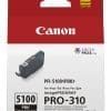 CANON PFI5100PBK IPF Tinte photo Schwarz 14ml Mit den Canon PFI-5100 Tintenpatronen erhältst du Drucke in Galeriequalität. Als Teil des LUCIA PRO II Pigmenttinten-Systems mit 10 Farben bietet diese Tinte Fotoqualität sowie bis zu 200 Jahre Lichtbeständigkeit¹. Die leistungsstarke Tinte verbessert die Bildqualität, hält Kratzern stand und bietet eine höhere Farbstabilität. Die Chroma Optimizer Tinte reduziert Bronzing und gewährleistet somit, dass die Farben aus jedem Blickwinkel stabil bleiben. Erziele tiefe Schwarztöne, satte Farben und eine hervorragende Bildschärfe über den gesamten Druck hinweg.