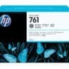 HP 761 Dunkelgrau DesignJet Druckerpatrone, 400 ml Konzipiert für Kunden, die Drucke in vielen Anwendungsbereichen herstellen, z. B. kostengünstige CAD-Schwarzweißzeichnungen, GIS-Dokumente sowie qualitativ hochwertige Pläne und Präsentationen.<br>Mit der HP 761 Gelb DesignJet Tintenpatrone (400 ml) können Sie einfach alles drucken – von kostengünstigen, gestochen scharfen, präzisen Zeichnungen bis hin zu hochwertigen Farbpräsentationen. Original HP Zubehör ermöglicht wartungsarmes, hoch produktives Drucken.