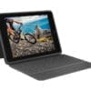 Logitech Rugged Folio für iPad 10.2 (7./ 8./ 9. Gen.) black Die Computer-Tastatur, die auch mit Tablet und Smartphone funktioniert. Wechseln Sie mit dem Easy-Switch-Drehschalter zwischen drei kabellos verbundenen Bluetooth-Geräten. Ihnen steht die vertraute Tastenanordnung mitsamt den von Ihnen am meisten verwendeten Tasten-Shortcuts zur Verfügung. In der integrierten Halterung steht Ihr Telefon oder Tablet in exakt dem richtigen Winkel, damit Sie immer gut lesen können, was Sie tippen.