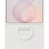 Samsung Silicone Ring Magnet Case für Galaxy Flip8 white Mit dem Silicone Case liegt dein Galaxy Z Flip8 komfortabel und angenehm in der Hand. Das Material überzeugt mit einer weichen Textur, die sich großartig anfühlt und du schützt nicht nur die Rückseite deines Galaxy Smartphone sondern auch den Rahmen. Dank dem Ringhalter kannst du dein Galaxy Z Flip8 bequem und sicher in der Hand halten und mit einer Hand bedienen. Dank des integrierten Magneten kannst du ganz einfach nützliches Zubehör befestigen und kabelloses Laden komfortabel nutzen.