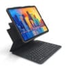 ZAGG Pro Keys Deutsch Bluetooth Schwarz Der Displayschutz von SAFE. by PanzerGlass ist echt. Hergestellt, um Kratzern und Stürzen zu widerstehen, wenn du durch die Stadt schlenderst und die Nacht durchtanzt. Und hergestellt aus 60 % recyceltem Glas, damit wir gemeinsam einen weiteren Schritt in Richtung einer besseren Zukunft machen können. Das Glas wirkt wie ein diskreter Airbag, der dein Display schützt, ohne die Funktionalität und das schlanke Design des Telefons zu beeinträchtigen. Es hat sogar eine Beschichtung, die fettige Finger und Schmutz reduziert und perfekt mit dem Ultraschall-Fingerabdruckscanner des Bildschirms zusammenarbeitet. Wenn du dich für SAFE entscheidest, tust du das nicht nur für dich selbst, sondern auch für all diejenigen, die nach dir Freude an deinem Handy haben werden! Indem du dich gut um dein geliebtes Handy kümmerst, kannst du ihm ein zweites, drittes und manchmal sogar viertes Leben bei jemandem schenken, der es genauso lieben wird wie du. Das ist pure Telefonliebe - und eine Möglichkeit, einen Beitrag zu einer nachhaltigeren Zukunft zu leisten! Eine andere ist, weniger Verpackung zu verwenden: Dieser Displayschutz benötigt 33 % weniger Papierverpackung als frühere Modelle und wird in einer recycelbaren, mit FSC gekennzeichneten Box geliefert. SAFE. ist etwas, das du fühlst. Es sollte einfach, unkompliziert und für jeden geeignet sein. Ohne lange Handbücher und langatmige Anleitungen. Mit dem EasyAligner ist die Installation so einfach (im Ernst!), dass die meisten Leute es beim ersten Versuch schaffen. Und wenn du Hilfe brauchst, schau dir einfach die Schritt-für-Schritt-Anleitung oder den QR-Code für das Video an. Und denk dran: Sobald der Schutz auf deinem Handy ist, musst du dir keine Sorgen mehr machen, dass dein Bildschirm in Zeitlupe auf den Asphalt stürzt. Es wird vielleicht nie passieren, aber wenn doch, wirst du bereuen, dass du nicht auf "In den Warenkorb" geklickt hast.