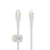 Belkin PRO Flex Lightning/USB-C,bis 15W, Apple zert.,1m, weiß Das BoostCharge Pro Flex-Kabel von Belkin wurde mit Blick auf das Benutzererlebnis konzipiert. Der weiche und flexible Silikon-Mantel hat außen eine stilvolle und strapazierfähige geflochtene Ummantelung. Das ausgeklügelte Design sorgt für mehr Flexibilität und eine hohe Lebensdauer – bis zu 30 Mal strapazierfähiger als Ihr Standard-Ladekabel. Mit dem magnetischen Kabelführungssystem können Sie Ihr Kabel überall bequem aufbewahren und befestigen.
