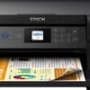 Epson EcoTank ET-2850 3in1 Tintenstrahl MFP Tintentanksystem Nutzen Sie mobiles Drucken und professionelle Qualität zu extrem niedrigen Kosten mit diesem Tinten-Multifunktionsgerät mit Fax, perfekt für vielbeschäftigte Privatanwender und kleine BürosReduzieren Sie Ihre Tintenkosten um bis zu 90 %1 mit diesem EcoTank-Drucker. Dank der im Lieferumfang enthaltenen Tintenflaschen können die integrierten großvolumigen Tintentanks leicht nachgefüllt werden. Da keine Patronen ersetzt werden müssen und der Drucker flexible Konnektivitätsfunktionen und eine Faxfunktion bietet, ist er perfekt für alle geeignet, die hochwertige Ausdrucke zu unglaublich niedrigen Kosten pro Seite suchen.Endlich drucken ohne Patronen – jetzt wechseln!EcoTank ermöglicht komfortables Drucken zu Hause. Die großvolumigen Tintentanks ermöglichen ein unkompliziertes Nachfüllen. Da die Tintenflaschen über ein Schlüssel-Schloss-Prinzip funktionieren, kann nur die jeweils richtige Tinte eingefüllt werden.Erhebliche KostenersparnisseMit diesem sparsamen Drucker reduzieren Sie Ihre Tintenkosten um bis zu 90 %.1 Im Lieferumfang enthalten ist ein Tintenvorrat für bis zu 3 Jahren. Ein Tintenflaschen-Set reicht für bis zu 4.500 Seiten in Schwarzweiß und 7.500 Seiten in Farbe. Das entspricht der beeindruckenden Zahl von bis zu 72 Tintenpatronen!Epson Smart Panel-AppMit dieser App können Sie Ihren Drucker über Ihr Smart-Gerät bedienen4. Sie können Dokumente und Fotos drucken, kopieren und scannen, den Drucker einrichten und steuern sowie Fehler beheben – alles über Ihr Handy oder Tablet.Voller FunktionenDank des 3,7 cm LC-Display, dem Dokumenteneinzug für 30 Blatt, der Faxfunktion, der Papierkassette für 100 Blatt an der Rückseite und der Druckgeschwindigkeiten von bis zu 10 Seiten pro Minute5 können Sie problemlos und schnell verschiedene Aufgaben erledigen.Moderne FlexibilitätDank des kompakten Designs und der vollständigen Konnektivität über WLAN, Wi-Fi Direct und Ethernet können Sie diesen Drucker problemlos in Ihr Zuhause oder Büro integrieren und über Handys, Tablet