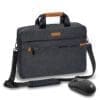 Die elegante PEDEA Umhängetasche ist eine Laptoptasche für alles, was Sie wirklich brauchen. Das Hauptfach bietet Platz für Notebooks bis 39,6 cm (15,6 Zoll), sowie 25,9 cm (10,1 Zoll) Tablet-PC, Smartphone und A4 Notizblock. Weitere Reißverschlussfächer auf der Vorder- und Rückseite bringen Netzteile, Kabel, externe Festplatten, Mäuse, Schlüssel (integrierter Schlüsselhalter), Stifte (integrierter Stiftehalter) und anderen Bürobedarf unter. Lange Reißverschlüsse ermöglichen Ihnen einen leichten Zugang zu Ihren Essentials. Die Tasche verfügt über eine dicke Polsterung und wasserabweisende Materialien, sodass Ihre Besitztümer bestens vor Kratzern, Nässe und Stößen geschützt sind. Falls Sie unterwegs oder auf Reisen sind, befindet sich auf der Rückseite der Tasche eine Halterung für ein Trolleygestänge. Kompakte kabellose PEDEA Maus mit optischen Sensor und Abtastrate von 1000 dpi. Die handgerechte Form und die weiche, gummierten Griffflächen sorgen für höchsten Komfort und optimale Kontrolle. Durch die kompakten Maße ist die Maus perfekt für den mobilen Einsatz z. B. mit einem Notebook geeignet. Der optische 1000 dpi Sensor arbeitet präzise und schnell auf nahezu allen Oberflächen. Die Verbindung zwischen Maus und dem Mini Funk-Receiver wird nach dem einstecken in den USB Anschluss hergestellt, es wird kein zusätzlicher Treiber benötigt. Damit der Mini Funk-Receiver nicht verloren geht, ist er in einem extra Fach an der Unterseite der Maus neben dem Batteriefach untergebracht. Die benötigte Batterie ist im Lieferumfang enthalten sowie eine ausführliche Bedienungsanleitung.