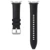 Samsung Hybrid(S/M/L) für Watch8 Classic Black Sportlich und schickDas Hybrid Band der Galaxy Watch8-Serie kombiniert klassischen Style mit sportlichem Geschmack. Die Außenseite im Lederlook und einer Steppnaht und die Innenseite aus flexiblem Nitrilkautschuk (HNBR), welches dein Handgelenk angenehm umgibt. Durch den neuen Schnellverschluss, kannst du innerhalb von Sekunden das Band ohne weitere Hilfsmittel und mit nur einem Knopfdruck wechseln. Wähle ein Armband das zu deinem Stil passt und verleihe deiner Galaxy Watch8 oder Watch8 Classic einen persönlichen Touch.