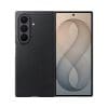 Samsung Carbon Magnet Case für Galaxy Fold8 Ultra Black Starker Schutz im modernen Design. Das Hybrid Shield Magnet Case von Yuchuan aus dem Designed for Samsung Programm passt sich optimal an dein Galaxy Z Fold8 Ultra an und setzt nicht nur auf starken Schutz, sondern auch auf ein modernes Aussehen für den Alltag. Es bietet Schutz vor Kratzern und bei Stößen – sowohl für den Rahmen als auch die Rückseite – und zusätzlich ist auch das Scharnier geschützt. Die gepolsterte Innenseite sorgt für zusätzliche Dämpfung. Dank des integrierten Magneten kannst du ganz einfach nützliches Zubehör befestigen und kabelloses Laden komfortabel nutzen.