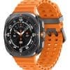 Samsung Galaxy Watch Ultra LTE SM-L705 (2025) 47mm, Tit. Gray Die robuste Outdoor-Watch mit AI-Power Eine Smartwatch, die mit dir bis an deine Grenzen geht - und darüber hinaus. Sie ist nicht nur die robusteste & leistungsfähigste Galaxy Watch für den Outdoor-Einsatz, sondern auch eine Smartwatch die Galaxy AI an dein Handgelenk bringt. Erlebe wie du dank AI-Funktionen wie z.B. Energiewert oder Wohlfühltipps, deinen persönlichen Fitness-Zielen noch näher kommen kannst. Im Alltag bist du smart unterwegs und kannst dich auf dich selbst konzentrieren, denn mit Google hast du deinen AI-Assistenten direkt am Handgelenk. Google Gemini erinnert dich zum Beispiel daran, dass du gleich eine Verabredung mit Freunden zum Brunch hast. Oder du lässt dir per Sprachbefehl eine kürzere Lauf-Route vorschlagen, um schneller zurück zu sein. Du merkst, dass du dich trotzdem verspäten wirst? Verfasse mit Hilfe von Gemini eine Nachricht und schicke sie an deine Freunde. Alles, mit deiner Stimme und ohne dein Smartphone in die Hand nehmen zu müssen. Dein nächstes Outdoor-Abenteuer ruft? Kein Problem! Das nahezu unverwüstliche Gehäuse aus Titan (Grad 4) ist auch Luft- & Raumfahrt klassifiziert und mit dem kratzfesten Display aus Saphirglas kannst du den Hindernissen trotzen. Und wenn du eher stilsicher im nächsten Business-Meeting unterwegs sein willst, tauschst du mit dem praktischen Schnellverschluss im Handumdrehen einfach das Armband aus. Wohin deine Wege dich auch führen: Die Galaxy Watch Ultra navigiert dich mit Dual-GPS sicher durch viele Terrains. Dabei können weder Regen, Schnee, Hitze, Stöße oder Erschütterungen deine Watch aus dem Takt bringen. Tracke deine Trainingsaktivitäten beim Mountainbiken, Laufen, Wandern, Schwimmen oder Kanufahren. Der verbesserte Samsung BioActive Sensor sorgt für eine präzise Messung deiner Herzfrequenz - und das rund um die Uhr auch während deines Schlafes. Der intelligente Algorithmus kann deine Aktivitäten detailliert für dich auswerten und dir personalisierte Empfehlungen für die Erreichung deiner Ziele gebe